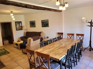 OrbóCasa en Orbó-Brañosera的客厅配有大型木桌和椅子