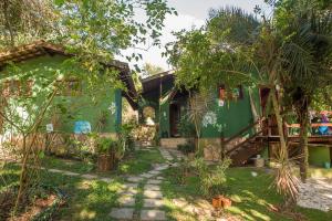 普拉亚多Recanto dos Passaros的前面有一条小路的绿色房子