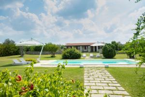 穆罗莱切塞Masseria 30 Mogge的一座带游泳池和房子的别墅