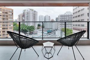 圣保罗Charlie NUN Itaim的市景阳台配有两把椅子