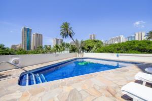 檀香山Luana Waikiki #710的享有城市景致的游泳池