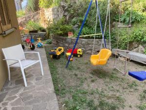 内索Reginaldo's home Bed&Breakfast的院子里的秋千和玩具