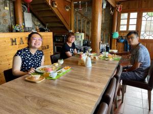 南竿马祖享宿海景民宿的一群人坐在餐桌旁吃着食物