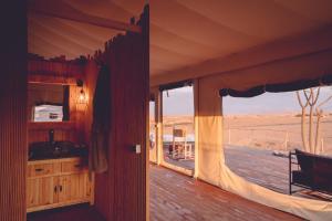 Dar Inacamp的客房设有一个享有沙漠美景的阳台。