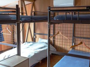 SaikaiYukinoura Guest House Moritaya的客房内的两张双层床
