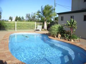 BiloelaSilo Motor Inn Biloela的院子里的大型蓝色游泳池