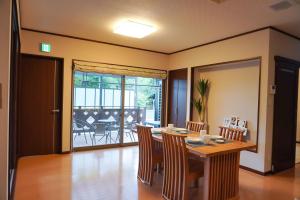 淡路Tiz wan 中田あわじ的一间带桌椅的用餐室和一个阳台