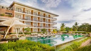 邦劳Modala Beach Resort的享有酒店外景,设有游泳池