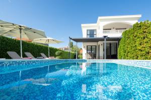 Luxury City Villa Trogir内部或周边的泳池