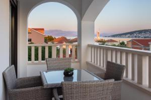 Luxury City Villa Trogir的阳台或露台
