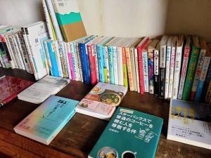 Ichii島旅農園ほとり お手紙と農の宿的坐在桌子上的一束书