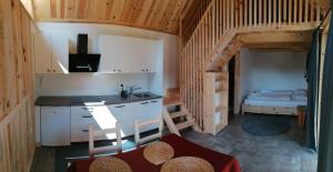 索尔察瓦Guesthouse Planinski Dom Majerhold的客房设有厨房和双层床。