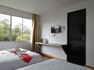昆达桑Ayana Holiday Resort的酒店客房设有两张床和窗户。