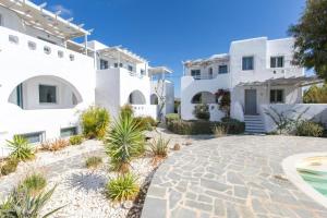 阿吉奥斯普罗科皮奥斯Magganari Home Stelida Naxos的一座带庭院和游泳池的大型白色建筑