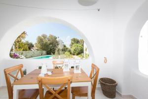 阿吉奥斯普罗科皮奥斯Magganari Home Stelida Naxos的一间带木桌和椅子的用餐室