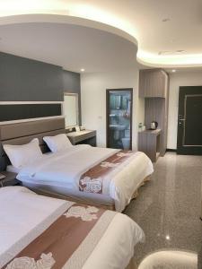 金城金栈会馆的酒店客房带两张床和一间浴室