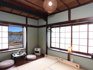 山中湖村Guest House Zen的客房设有2扇窗户和1张带电视的桌子。