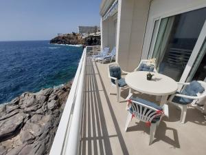 卡亚俄萨尔瓦赫Love boat deluxe experience的一个带桌椅的海景阳台