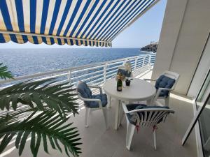 卡亚俄萨尔瓦赫Love boat deluxe experience的一个带桌椅的海景阳台