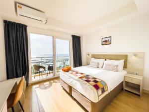 马富施iCom Marina Sea View的酒店客房设有一张床和一个阳台。