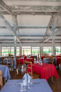普罗普里亚诺奥库迪斯奥雷酒店的一间带桌椅和红色桌布的用餐室