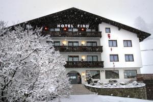 MadonnaSmart Hotel Firn的冬季雪中的一个旅馆