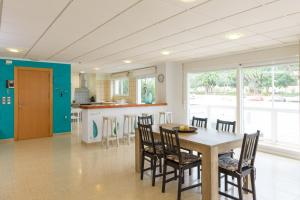 哈维亚Casa Bonaire的厨房以及带桌椅的用餐室。