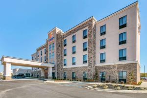 图珀洛Comfort Suites North Tupelo的一张有加油站的酒店形象