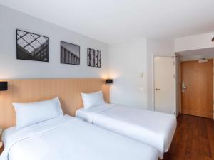 曼谷宜必思曼谷素坤逸 4 酒店的两张睡床彼此相邻,位于一个房间里