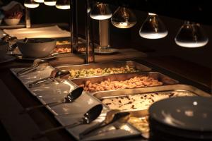 克尔门德Mjus Resort & Thermal Park的厨房配有几盘桌上的食物