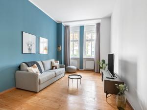 柏林limehome Berlin Malmöer Straße的带沙发和电视的客厅