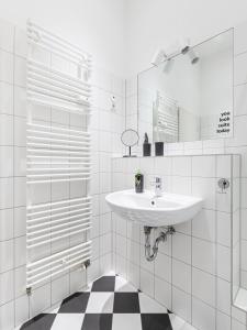 柏林limehome Berlin Malmöer Straße的白色的浴室设有水槽和镜子