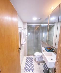 嘎林海斯港Marulhos Resort Flat Vista Mar的带淋浴、卫生间和盥洗盆的浴室