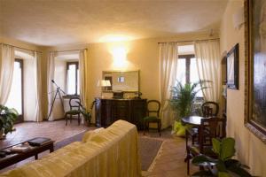 贝韦里诺金钟酒店的带沙发、椅子和窗户的客厅