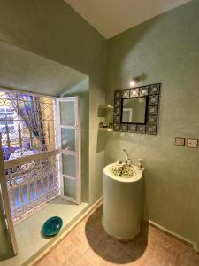 马拉喀什Riad Hotel Sherazade的一间带水槽和窗户的浴室