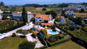 阿尔科巴萨Casa da Joana, Quinta Carmo - Alcobaça/Nazaré的享有带庭院的房屋的空中景致