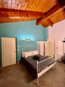福萨诺La Casa delle Favole的一间卧室设有一张床和蓝色的墙壁