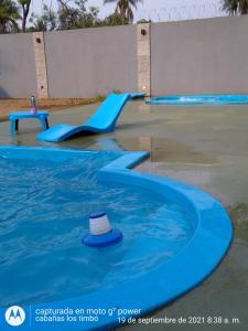 伊图萨因戈Cabañas Los Timbó的一个带帽子的游泳池中的蓝色水滑梯