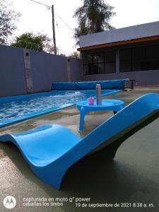 伊图萨因戈Cabañas Los Timbó的游泳池旁带蓝色滑梯的室内游泳池