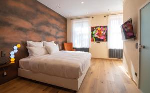 贝恩堡Liebknecht 13的卧室配有白色的床和墙上的绘画作品