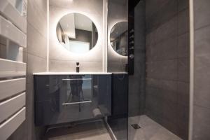 巴黎MBM - TERRAGE的一间带水槽和镜子的浴室