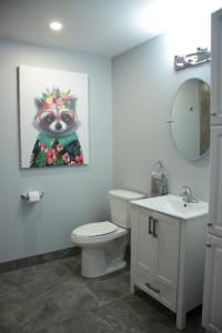 BridgetownCARLETON INN & COTTAGES的一间带卫生间的浴室和一幅 ⁇ 鱼画