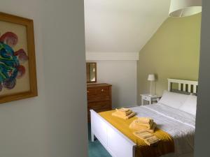 科克茅斯Penny End, Mosser - Western Lakes and great walks的一间卧室配有带毛巾的床