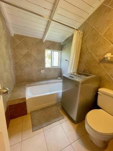 拉斯加勒拉斯bungalow 3116 vue sur piscine的带浴缸、卫生间和盥洗盆的浴室