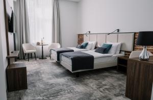 克拉科夫DReAM Boutique Residence的一间卧室配有一张大床和一张桌子