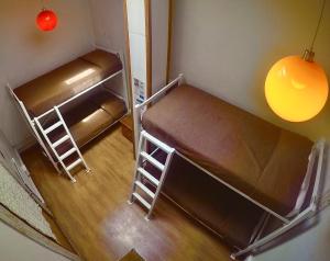 圣地亚哥普罗维登旅馆的卧室享有高空美景,配有两张双层床。