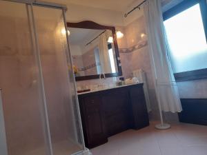 奥列纳Sole e Luna的带淋浴、盥洗盆和镜子的浴室