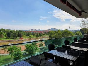马六甲Riverfront Boutique Hotel的设有一个配有桌椅并享有美景的阳台。