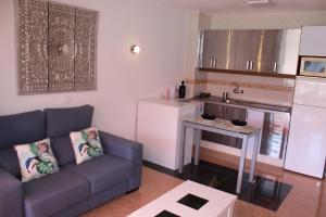 英格兰海滩Tropical Canary Home - Playa Del Ingels的带沙发的客厅和厨房