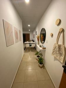 贝伦埃斯科巴Studio Estrada 2 Escobar的走廊设有白色的墙壁、桌子和镜子